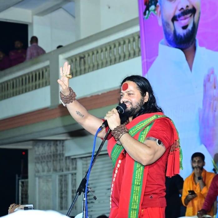 'कालीचरण महाराज' अकोल्यातील जूने शहर भागातील शिवाजीनगर मध्ये 'भावसार पंचबंगला' भागात राहतात. अकोल्यातील तरुणाईमध्ये या महाराजांची मोठी क्रेझ आहे.  (photo:shri_kalicharan_maharaj/ig)