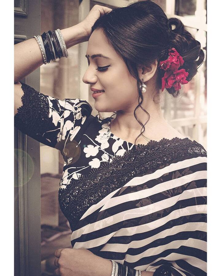 हा फोटो स्पृहाने संक्रांतीनिमित्त शेअर केला होता, ब्लॅक अँड व्हाईट साडी आणि रेट्रो लूकमध्ये स्पृहा फारच सुंदर दिसतेय. (photo:spruhavarad/ig)