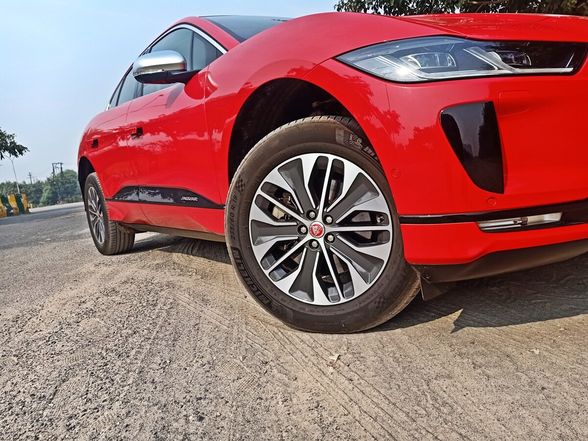 Electric Car Range: Jaguar I-Pace में दमदार रेंज, लेकिन दूसरी E-Car से लंबा सफर आसान नहीं, चार्जिंग इंफ्रास्ट्रक्चर में सुधार की जरूरत