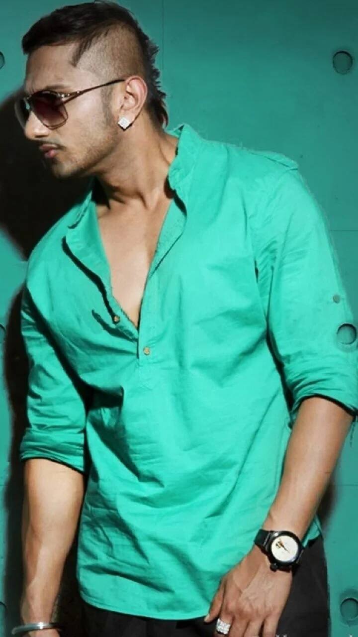 યો યો હની સિંહનું અસલી નામ હૃદેશ સિંહ છે. તેનું નામ એક-બે વિવાદમાં પણ આવ્યું છે. ચાર બોટલ વોડકા ગીતથી તે પ્રસિદ્ધ થયો હતો.