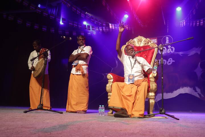 கருத்துக்கள் மிகுந்த கிராமப்புற பாடல்களை பலரும் பாடினர்.