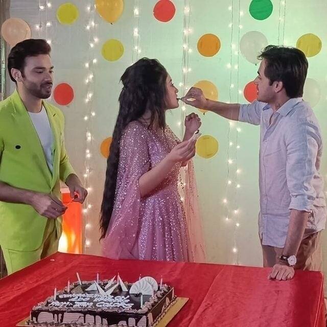 The team of ‘Balika Vadhu 2’ had a joyous celebration on the completion of the serial’s 100 episodes on Monday, December 27, 2021. The cast and crew celebrated by cutting a huge cake.