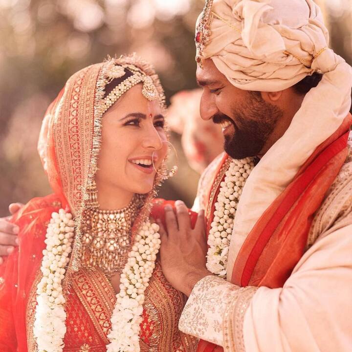 इसके बाद लिस्ट में नाम आता है बॉलीवुड स्टार विक्की कौशल का. बता दें कि विक्की ने हाल ही में एक्ट्रेस कैटरीना कैफ से शादी की है.