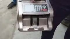 Kanpur में इत्र कारोबारी के घर जारी बरामद हुए Cash की Counting, SBI की टीम मौके पर मौजूद।