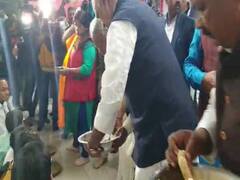 Bihar Politics: गाली के बाद 'प्यार' वाली थाली! ब्राह्मण-दलित एकता भोज की Inside Pics, देखें- कैसे खुद खाना परोस रहे मांझी