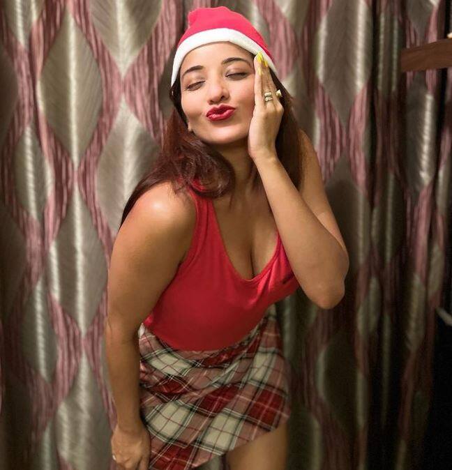 ફેન્સ પણ અભિનેત્રીની તસવીરોને પસંદ કરી રહ્યા છે. મોનાલિસા સોશિયલ મીડિયા પર ખૂબ જ એક્ટિવ રહે છે. ફેન્સ માટે સતત પોસ્ટ કરતી રહે  છે.