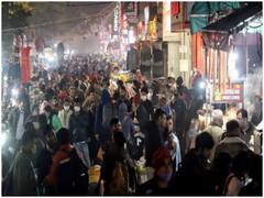 Delhi News: एबीपी न्यूज की खबर का असर, सरोजिनी नगर मार्केट में भीड़ कंट्रोल करते नजर आई प्रशासन की टीम