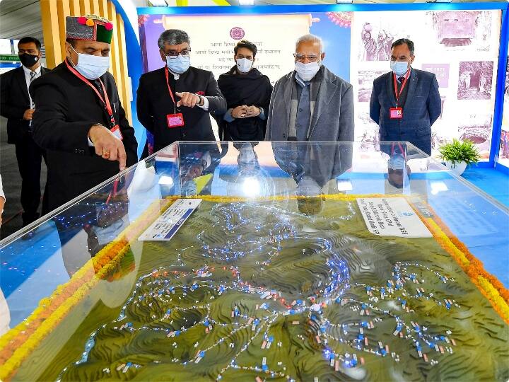 सोलर पावर से लेकर हाइड्रो पावर तक, पवन ऊर्जा से लेकर ग्रीन हाइड्रोजन तक, देश रिन्यूएबल एनर्जी के हर संसाधन को पूरी तरह इस्तेमाल करने के लिए लगातार काम कर रहा है. उन्होंने कहा, भारत ने 2016 में ये लक्ष्य रखा था कि वो साल 2030 तक, अपनी इन्स्टॉल्ड इलेक्ट्रिस्टी कैपिसिटी का 40 प्रतिशत, नॉन फॉसिल एनर्जी सोर्सेज से पूरा करेगा, लेकिन भारत ने ये टारगेट इस साल नवंबर में ही हासिल कर लिया है.