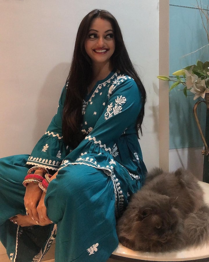 अभिनेत्री मानसी नाईक पुन्हा एकदा चर्चेत आली आहे. मानसीने यावेळी एक हटके लूक केलाय.  (photo:manasinaik0302/ig)