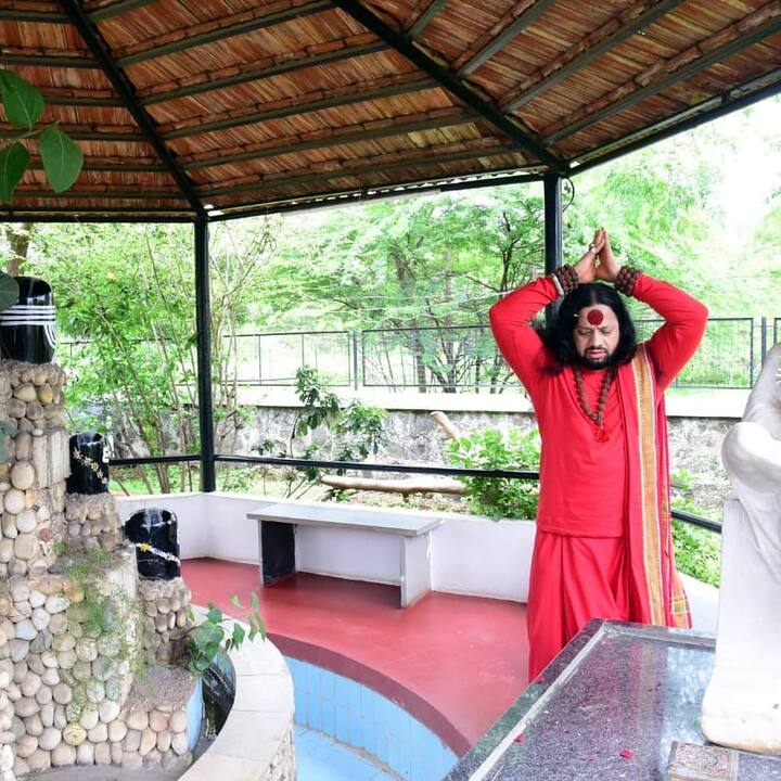 जवळपास दीड वर्षांपूर्व कालीचरण महाराजाचा एक व्हिडिओ व्हायरल झाला होता. या व्हिडिओत कालीचरण महाराजाने तन्मयतेने सुंदरपणे शिवतांडव स्त्रोत गायले होते. एका तरुण साधूने गायलेल्या या शिवतांडव स्त्रोतामुळे कालीचरण महाराज अधिक प्रसिद्ध झाला. मध्यप्रदेशातील भोजपुर येथील एका शिवमंदिरात हे 'शिवतांडव स्त्रोत' गायलं होतं. या व्हिडिओनंतर महाराजाची लोकप्रियता प्रचंड वाढली होती.  (photo:shri_kalicharan_maharaj/ig)