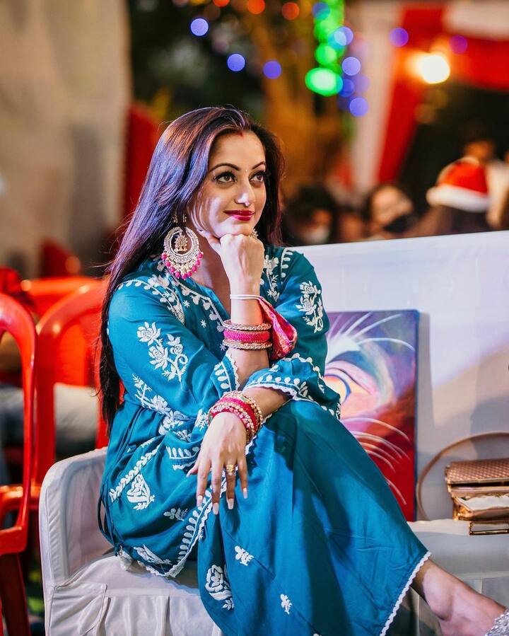 मोकळे केस, आणि मोठे कानातल्यांसोबत  तिने तीचा हा लूक पूर्ण केलाय. (photo:manasinaik0302/ig)