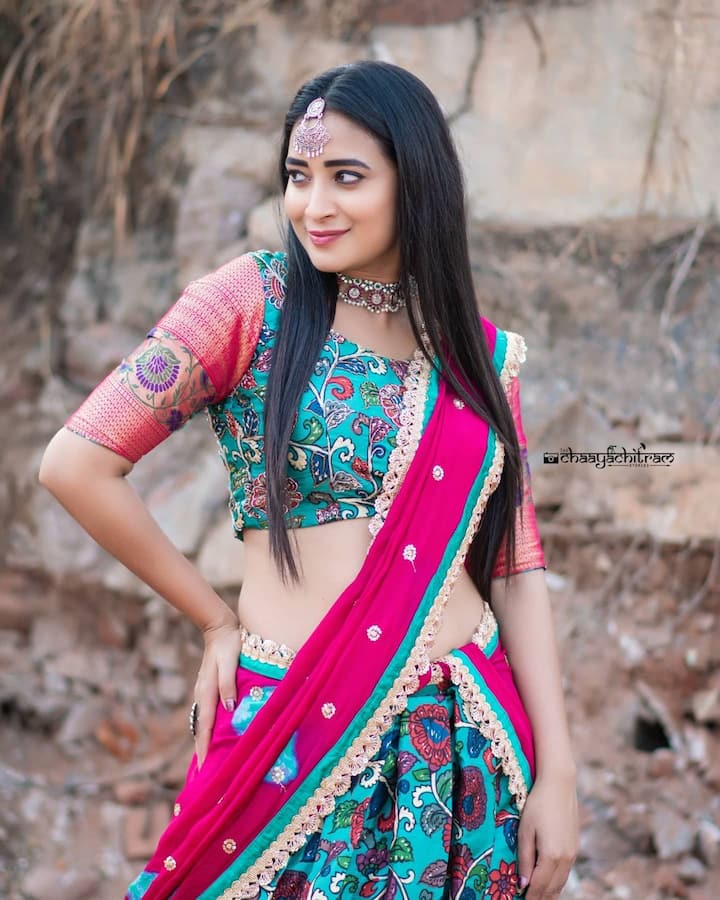 బిగ్ బాస్ షో ద్వారా పాపులారిటీ పెంచుకున్న భాను ‘ఏడు చేపల కథ’ సినిమాతో టాలీవుడ్ లో ఎంట్రీ ఇచ్చింది. తాను సినిమాల్లోకి రావాలనుకున్నప్పుడు వరంగల్ నుంచి ఇంట్లో ఎవరికి చెప్పా పెట్టకుండా హైదరాబాద్ వచ్చేశానని ఇటీవల ఓ ఇంటర్వ్యూలో తెలిపింది భాను శ్రీ.  కెరీర్ స్టార్టింగ్ లో చాలా ఇబ్బందులు పడ్డాడనన్న భానుశ్రీ.. ఆ సమయంలో తన బాయ్ ఫ్రెండ్ హెల్ప్ చేశాడని చెప్పుకొచ్చింది.