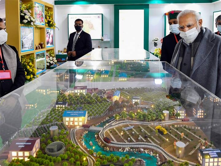 प्रधानमंत्री नरेंद्र मोदी ने कहा कि हिमाचल प्रदेश और केंद्र में भारतीय जनता पार्टी (भाजपा) नीत दोहरे इंजन वाली सरकार से जनता को लाभ मिला है और राज्य में विकास परियोजनाओं तथा विभिन्न योजनाओं के क्रियान्वयन को गति मिली है.