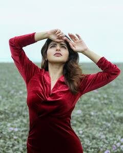 Iswarya menon Pics: வெல்வெட் உடையில் உறைய வைக்கும் ஐஸ்வர்யா மேனன்...!