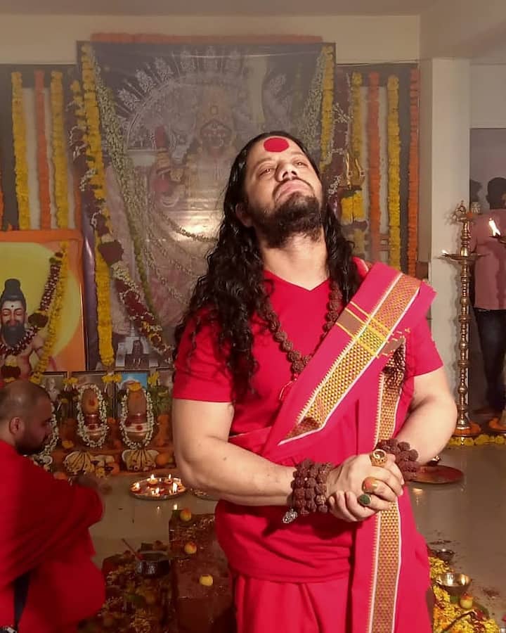 अकोला जुने शहरातील शिवाजीनगर भागातल्या भावसार पंचबंगल्याजवळ त्यांचे कुटुंबीय राहतात. बालपणीच अध्यात्माकडे वळलेल्या कालिचरण यांचं मूळ नाव अभिजीत सराग असे आहे.  (photo:shri_kalicharan_maharaj/ig)