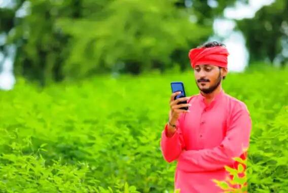 PM Kisan च्या अधिकृत वेबसाईट वर https://pmkisan.gov.in/ भेट द्या. त्यानंतर होम पेजवर उजव्या बाजूला खाली Farmers Corner असा ऑप्शन येईल. Farmers Corner मध्ये Beneficiaries List या ऑप्शनवर जा. त्यानंतर आपले राज्य, जिल्हा, उपजिल्हा आणि ब्लॉक निवडा. त्यानंतर लाभार्थ्यांची पूर्ण यादी समोर येईल. त्यामध्ये आपले नाव पाहू शकता.