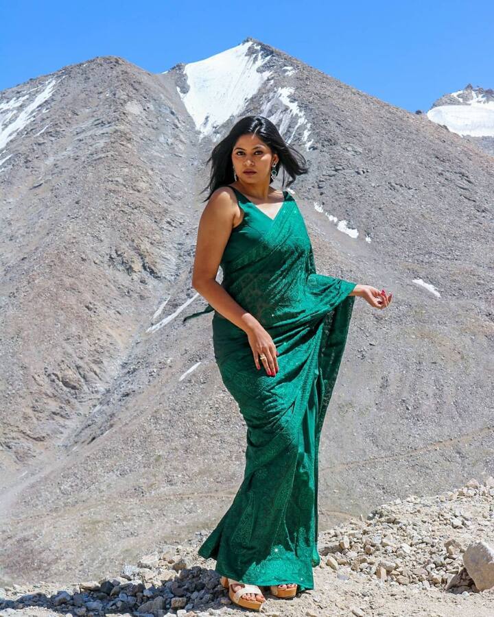 या फोटोंना तीने 'लेह डायरीज्' असं कॅपशन दिलं असून या फोटोंवर कमेंट्स आणि लाईक्सचा पाऊस पडत आहे.  (photo:shwetashinde_official/ig)