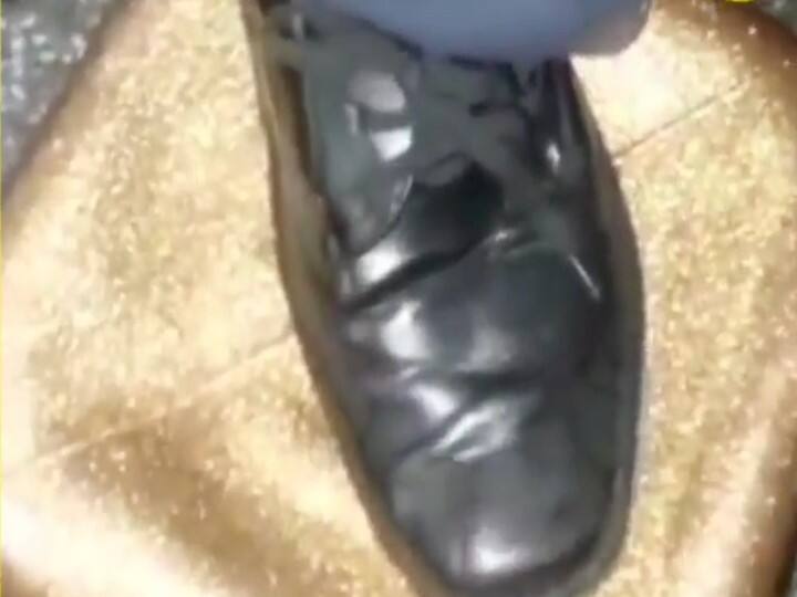 Viral video of stylish shoes that will make you laugh Watch: अनोखे डिजाइन वाले जूते का वीडियो सोशल मीडिया पर हुआ वायरल, देखकर चौंके लोग