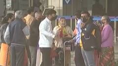 અમદાવાદઃ વધતા સંક્રમણ વચ્ચે મનપાની ઘોર બેદરકારી, એરપોર્ટ પર મુસાફરો જોવા મળ્યા માસ્ક વગર