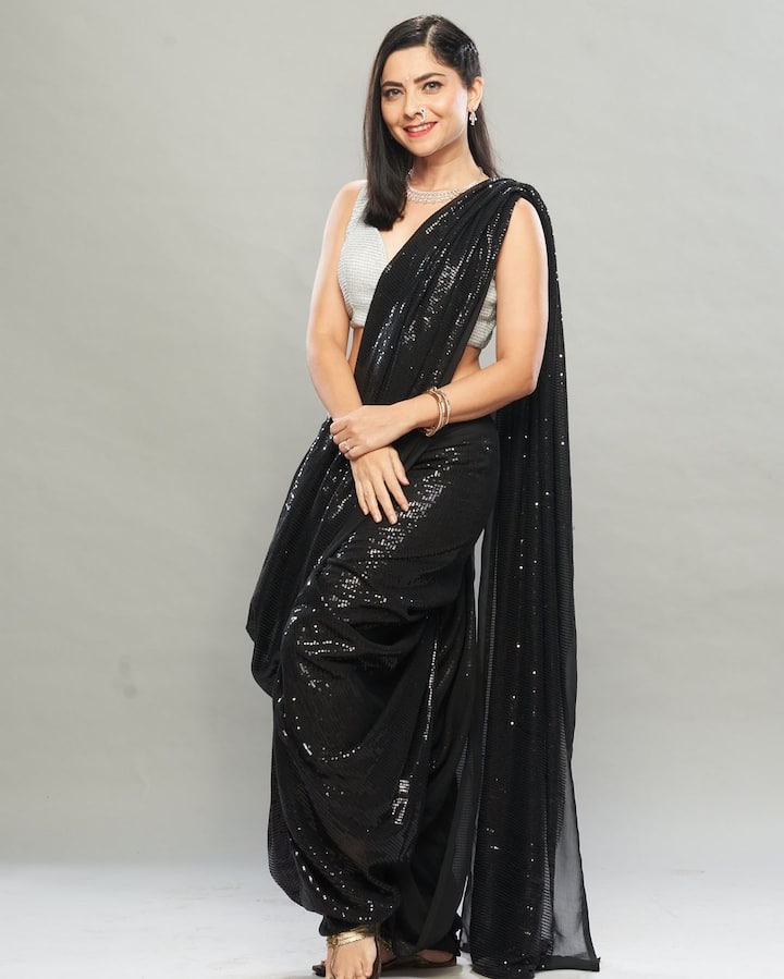 दहावारी साडी आणि त्यावर हिऱ्याची नथ सोनालीवर खूप शोभून दिसतेय. (photo : instagram @sonalee18588)
