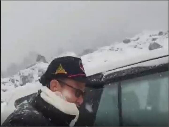 Minister Kiren Rijiju car stuck in heavy snowfall Advise to tourists visiting Tawang watch video Watch: भारी बर्फबारी के बीच फंसी मंत्री किरेन रिजिजू की कार, तो खुद दिया धक्का, पयर्टकों को दी ये सलाह