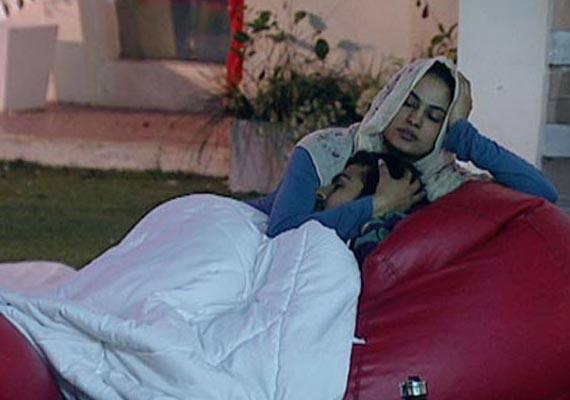 वीना मलिक और अश्मित पटेल: बिग बॉस के सीजन 4 में पाकिस्तानी एक्ट्रेस वीना मलिक (Veena Malik) और बॉलीवुड एक्टर अश्मित (Ashmit) नजर आए थे. दोनों को घर में कई बार करीब आते हुए भी देखा गया था. हालांकि, शो से बाहर आने के बाद अचानक ही दोनों के ब्रेकअप की खबरें आ गई थी.