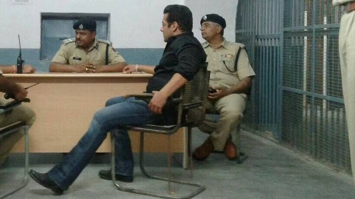 सलमान खान कंट्रोवर्सी में भी पीछे नहीं हैं. एक्टर पर काले हिरण के शिकार और हिट एंड रन आदि के आरोप लगते रहे हैं जिसके चलते वो जेल की हवा भी खा चुके हैं.