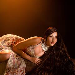 Nora Fatehi Photos: लंबी जुल्फों को लहराते हुए नोरा फतेही ने दिलों पर चलाए तीर, तस्वीर देख बेकाबू हुए फैंस