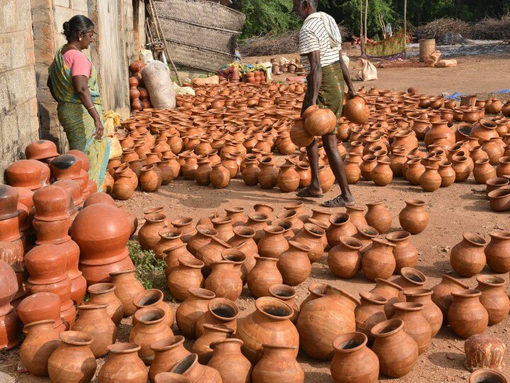 Pongal 2022 : மண்ணை சுவைச்சுத்தான் தேர்வு செய்வோம்.. பூவந்தி பொங்கல் மண்பானை கலைஞர்களின் கதை..