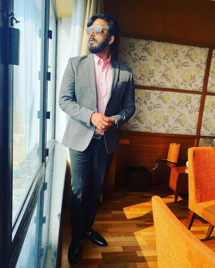 भोजपुरी सिनेमा के जाने माने स्टार रवि किशन (Ravi Kishan Car Collection) हिन्दी के साथ साउथ की फिल्मों में भी अपना नाम कमा चुके है. रवि किशन के पास कई लग्जरी कार हैं इनमें बीएमडब्यू, मर्सिडीज बेंज और जगुआर जैसी कारें शामिल हैं.