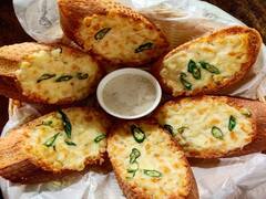 Welcome 2022: न्यू ईयर पार्टी में बच्चों के लिए बनाएं तवा चीज गार्लिक ब्रेड, ये है इसकी आसान रेसिपी