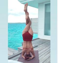 Yoga Photos: ਅਭਿਨੇਤਰੀ ਨੇ ਪੂਲ ਸਾਈਡ 'ਤੇ ਟਾਪਲੈੱਸ ਯੋਗਾ ਨਾਲ ਉਡਾਏ ਹੋਸ਼, ਮੁਸ਼ਕਲ ਯੋਗਾਸਨ ਨਾਲ ਦਿੰਦੀ ਕਰੀਨਾ-ਮਲਾਇਕਾ ਨੂੰ ਮਾਤ