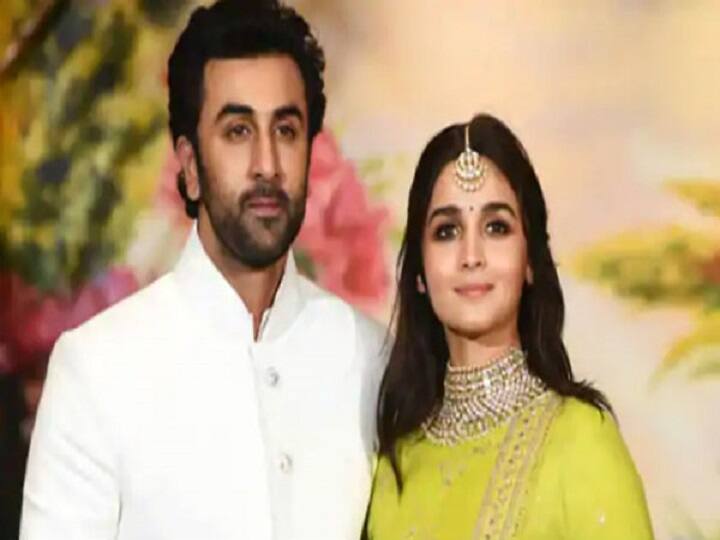 Ranbir Kapoor, Alia Bhatt spotted outside restaurant in Mumbai Twinning in black- Watch Watch Video: கையோடு கைக்கோர்த்து கலக்கலாக நடந்து வந்த ஆலியா - ரன்பீர் ஜோடி!