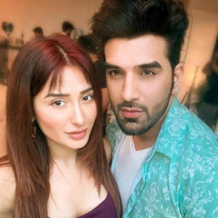 पारस छाबड़ा भी बिग बॉस सीजन 13 में प्रतिभागी थे. पारस ने बिग हाउस के अंदर ही नेशनल टेलीविजन पर अपनी गर्लफ्रेंड आकांक्षा पुरी से ब्रेकअप कर लिया था. शो के अंदर वह साथी कंटेस्टेंट माहिरा के बेहद करीब हो गए थे.