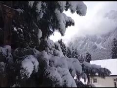 Snowfall At North India: তুষারে গা ঢাকল ভূস্বর্গ, ঝমঝমিয়ে বৃষ্টি দিল্লিতে, কাঁপছে উত্তর