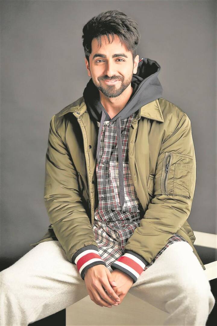 आयुष्मान खुराना: आयुष्मान (Ayushmann Khurrana) एक नॉन फिल्मी बैकग्राउंड से हैं और उन्होंने कड़ी मेहनत से खुद को इस मुकाम तक पहुंचाया है. हालांकि बताते हैं कि विक्की डोनर की सफलता के बाद से आयुष्मान भी काफी नखरा दिखाने लगे थे. उन्होंने कुणाल कोहली की फिल्म साइन करने से इसलिए मना कर दिया था क्योंकि वो किसी बड़ी हीरोइन के अपोजिट कास्ट होना चाहते थे.