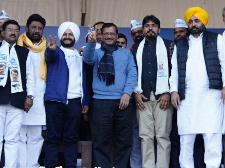 Chandigarh MC Results 2021 AAP started to win majority in Municipal Corporation ANN Chandigarh MC Results 2021: टूट से बचाने के लिए AAP ने सभी पार्षदों को होटल में बुलाया, मेयर बनाने पर होगा मंथन