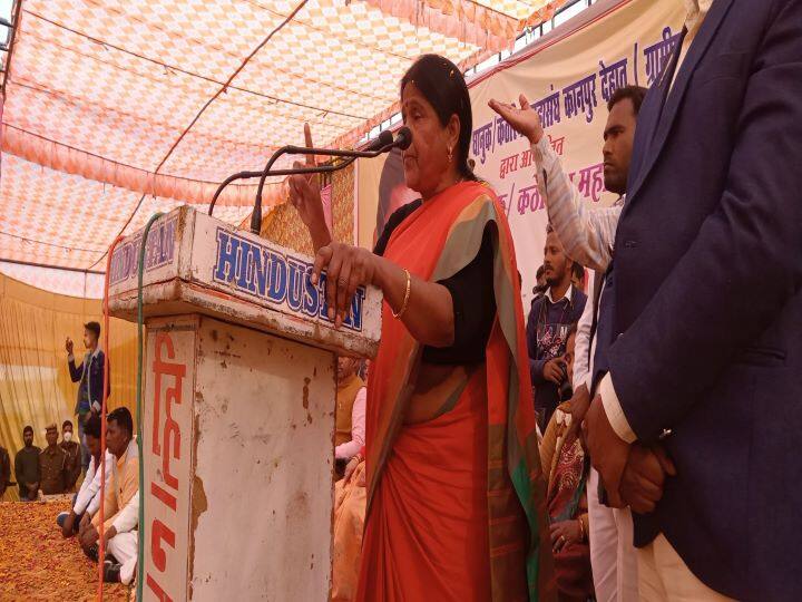 Uttar Pradesh, Etawah, BJP MLA Savitri Katheria made a careless statement regarding Corona, know what he said UP News: ओमिक्रोन के खतरे के बीच नेताओं के बेतुके बयान जारी, BJP विधायक बोलीं- कोविड शहरों में आता है गांव में नहीं