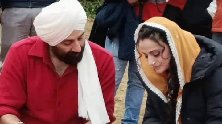 দেশভাগের প্রেক্ষাপটে তৈরি ‘গদর: এক প্রেম কথা’ শুধু বক্সঅফিসেই সাড়া ফেলেনি, এত বছর পরেও আমিশার কেরিয়ারের অন্যতম গুরুত্বপূর্ণ ছবি হয়ে রয়েছে। সম্প্রতি ছবির সিকোয়েল ঘোষণা করেছেন সানি দেওল। তাতে আমিশাও রয়েছেন।