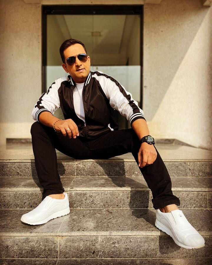 दिग्दर्शन, अभिनेता, गायक, सुत्रसंचालक अशा वेगवेगळ्या व्यक्तिरेखांमधून प्रसाद ओक नेहमीच चाहत्यांच्या भेटीसाठी येत असतो.(photo: oakprasad/ig)