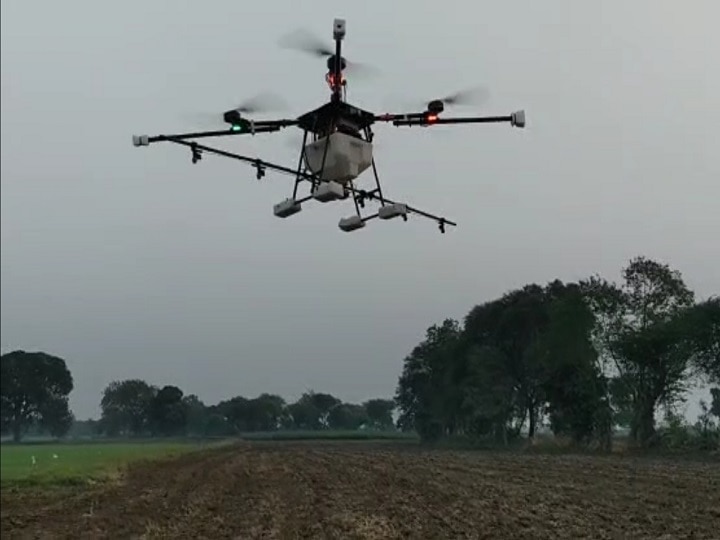 Jabalpur Drone Engineer News: जबलपुर के युवा इंजीनियर का कमाल, अब ड्रोन से खेतों में बुआई करेंगे किसान