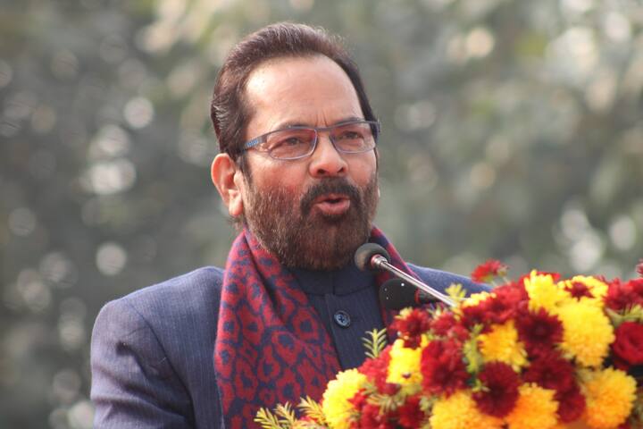 घर से मिली कड़ी चेतावनी के बावजूद सीमा एक्स्ट्रा क्लास के बहाने अब्बास नकवी से मिलने जाया करती थीं. अंत में दोनों के प्यार के आगे सीमा के परिवार को ये रिश्ता स्वीकार करना पड़ा.