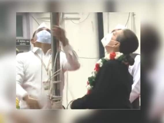 VIDEO : सोनिया गांधींच्या हस्ते ध्वजारोहण; मात्र झेंडा फडकवताना थेट खाली कोसळला, पण... VIDEO : सोनिया गांधींच्या हस्ते ध्वजारोहण; मात्र झेंडा फडकवताना थेट खाली कोसळला, पण...