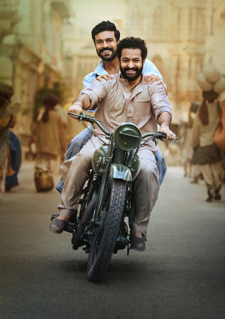 ప్రస్తుతం ఈ ఫొటోలు సోషల్ మీడియాలో వైరల్ అవుతున్నాయి. (Photo Courtesy: RRR Twitter)