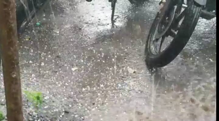 यानंतर भंडारा आणि यवतमाळ याठिकाणीही वरुणराजाने हजेरी लावली. गारपीट आण पावसामुळे शेतकरी हवालदिल झाले आहेत.