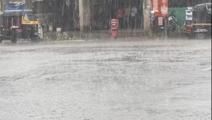 अकोल्यासह अहमदनगर जिल्ह्यातही गारांचा पाऊस पडलेलं पाहायला मिळालं. यावेळी श्रीरामपूर, नेवासा तालुक्यात जोरदार गारपीट झाली.