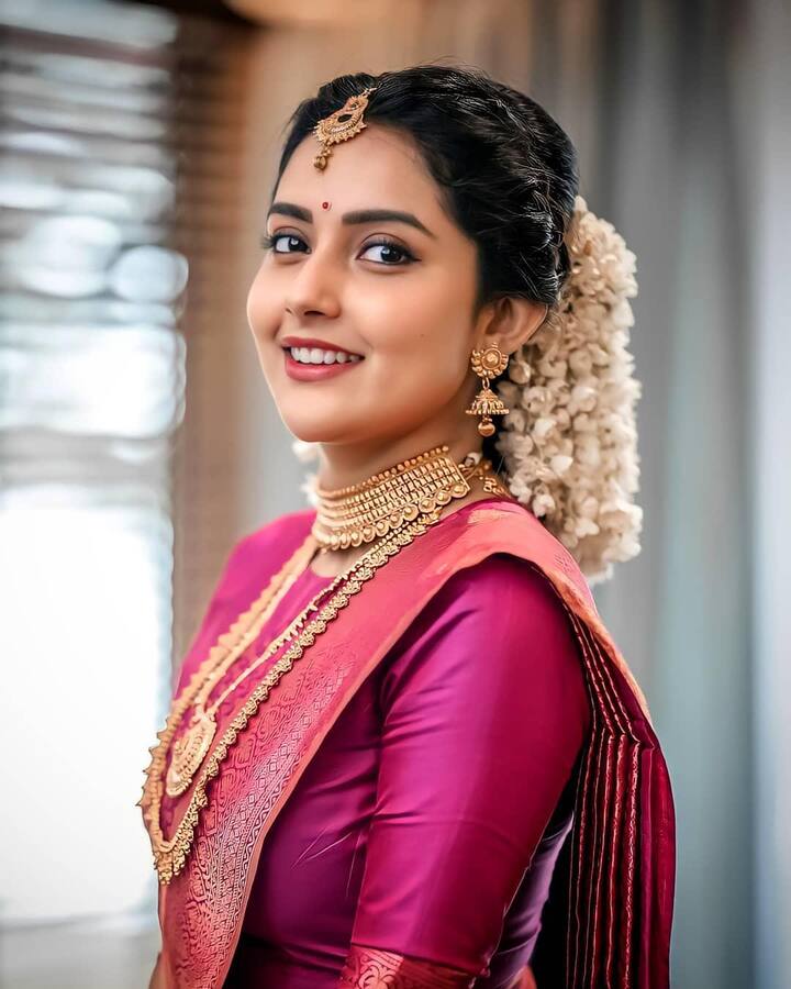தமிழ், மலையாளத்தில் வளர்ந்து வரும் நடிகையாக மகிமா நம்பியார் உள்ளார்.