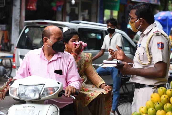 Gujarat Mask Rule : Kutch police not taken mask penalty give vaccine to persons Gujarat Mask Rule : ગુજરાતના આ જિલ્લામાં હવે માસ્ક નહીં પહેર્યો હોય તો દંડ નહીં થાય, જાણો વિગત