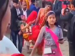 Watch: विदाई में दुल्हन ने किया हाई वोल्टेज ड्रामा, घरवालों ने हाथ-पैर पकड़कर जबरदस्ती गाड़ी में बैठाया!