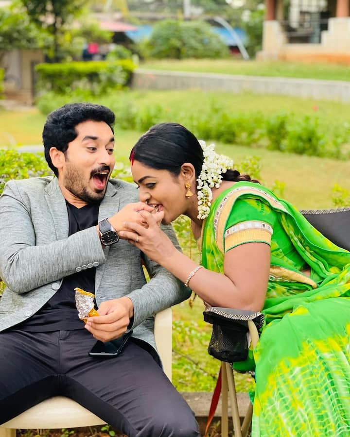 ఒక డాక్టర్ బాబు..ఒక వంటలక్క మధ్యలో మోనిత. వీళ్లందర్నీ ఓ కంట కనిపెట్టే సౌందర్య, అల్లరి చేసే పిల్లలు.. భార్యకి గౌరవం ఇచ్చే భర్త, కుటుంబ మర్యాదలు, ప్రేమ, పగ, ఆప్యాయత కలబోతే కార్తీకదీపం సీరియల్. దాదాపు 1300 ఎపిసోడ్స్ దాటినా ఇప్పటికీ అదే దక్కించుకుంటోంది.